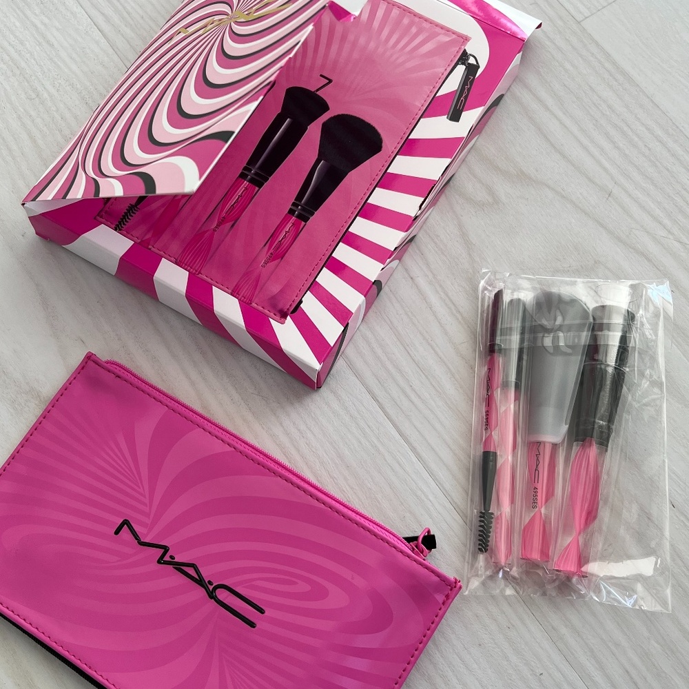 MAC Wave Your Wand Brush Kit Face Eye Shadow Brow Powder Bag BRAND NEW